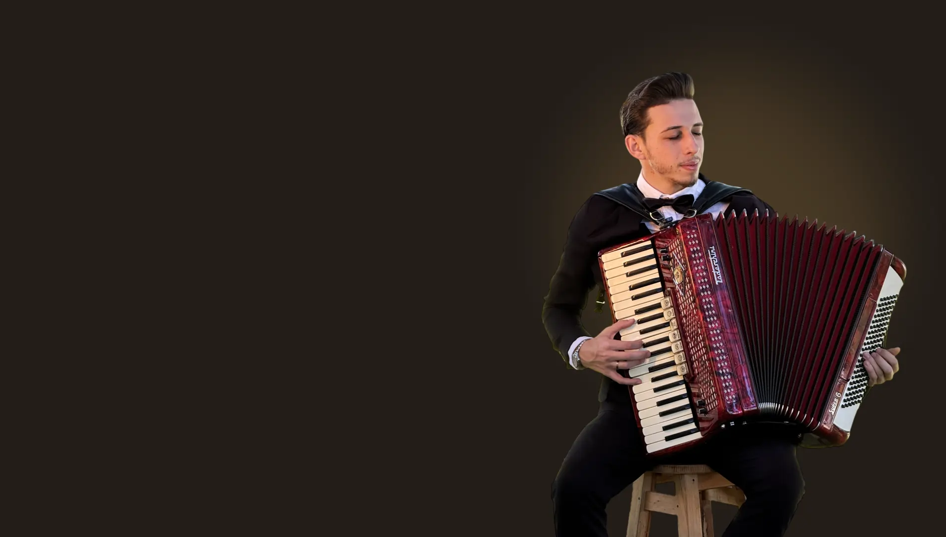 Kauan Moura tocando sanfona
